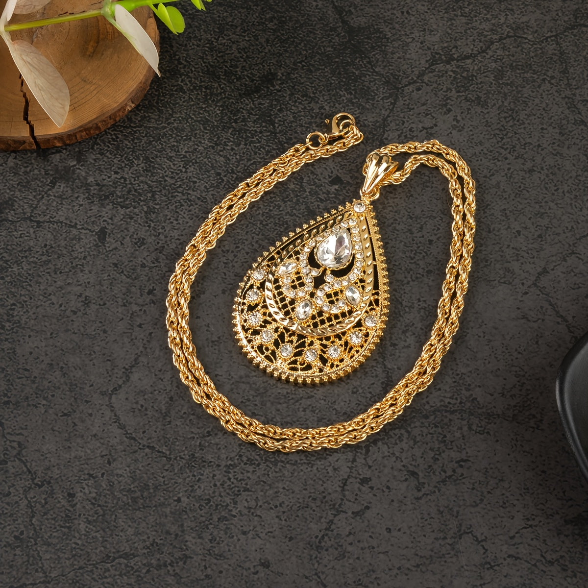 Exquisite Moroccan Bridal Necklace with Elegant Golden-Tone Water Drop Pendant & Intricate Floral Engraving - Ideal for Weddings & Special Events, 60cm Chain Length, Classic and Opulent Design, Featuring a Floral Motif