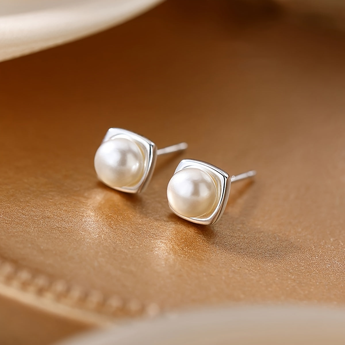 Luxurious Silvery Freshwater Pearl Earrings designed for Women, Featuring Classic Elegance and Exquisite Style, Made with Alloy, Lightweight at 1g/0.04oz, Perfect as Pearl Earrings for adding a touch of luxury to any outfit. Complete your look with these