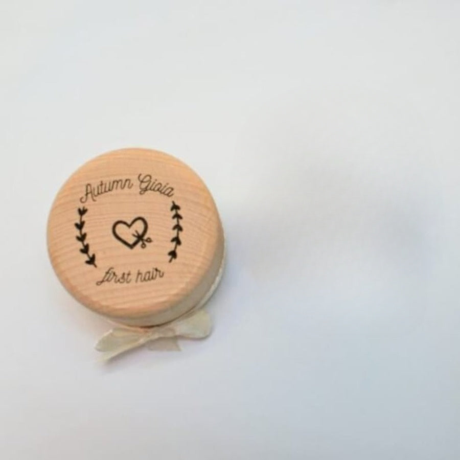 1 piece of personalized engraved wooden box for storing a baby's first hair and umbilical cord.