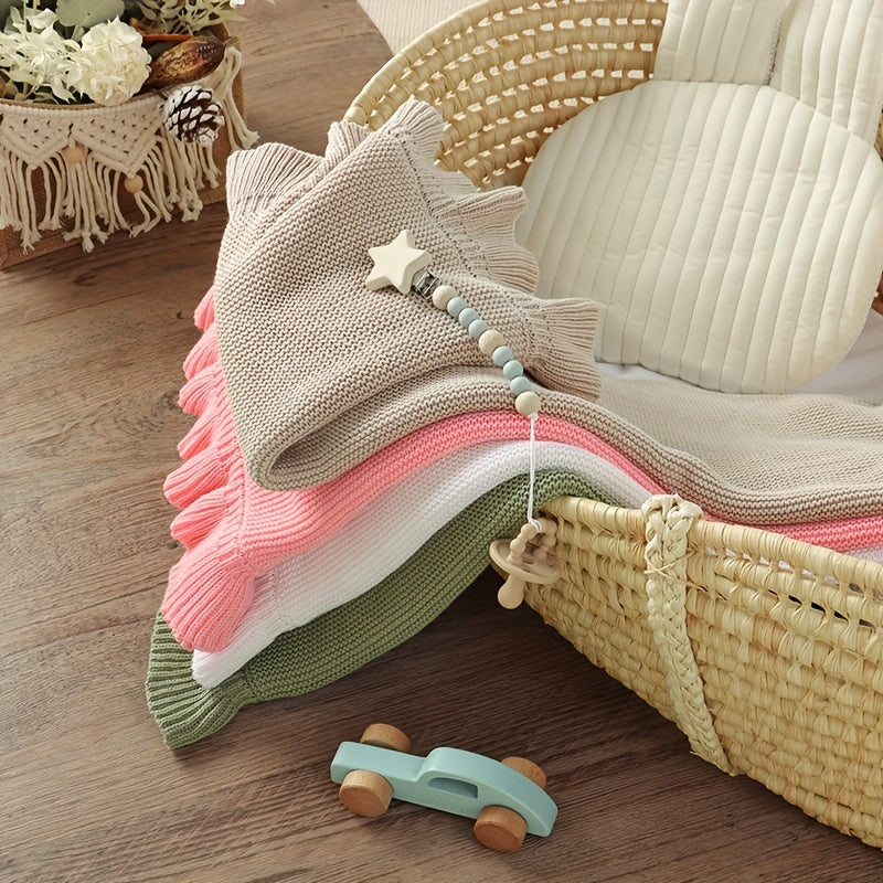 Simple and fresh lotus leaf edge blanket stroller cover quilt for infants and toddlers.