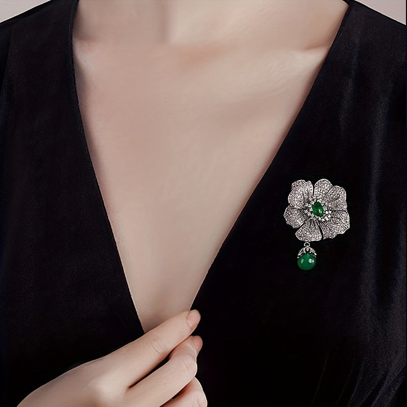 A stunning Camellia brooch featuring vibrant green cubic zirconia stones, exuding a luxurious and elegant style. An ideal Christmas gift, exuding a captivating atmosphere with its full drill design. Perfect for adding a touch of glamour to holiday