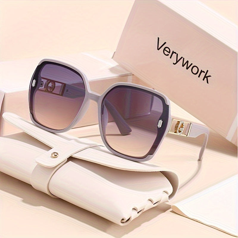 Retro rectangular fashion glasses for women with anti-reflective lens, perfect for various occasions.