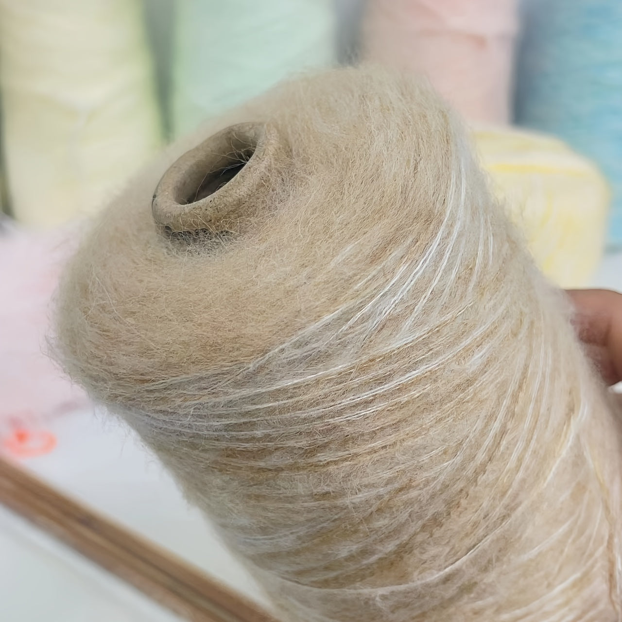 1 barrel 200g 50% mohair soch 50% akril, sviterlar, sharflar, qo'l bilan to'qish, kroşet qilish uchun yumshoq va qulay. Mohair soch, 3 ipli ip, 1mm qalinlikda, qalinligi 6".