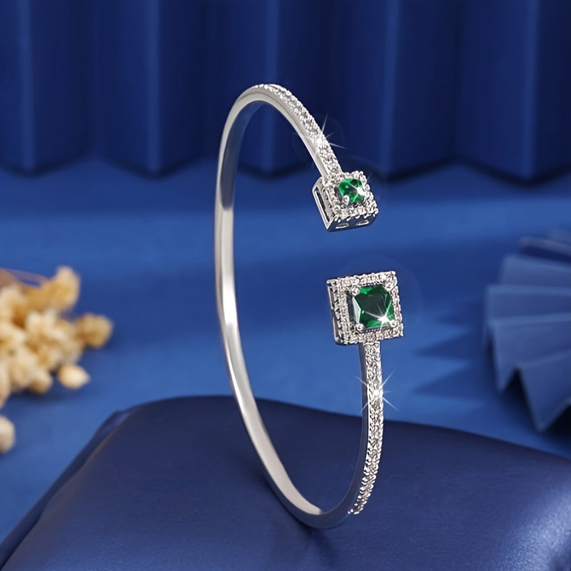 This elegant Boho style cuff bracelet is crafted in 925 silver with a square Moissanite gemstone. It is a fashionable and sparkling piece of jewelry perfect for women to wear daily or as a gift. Suitable for all seasons, it is ideal for the Spring