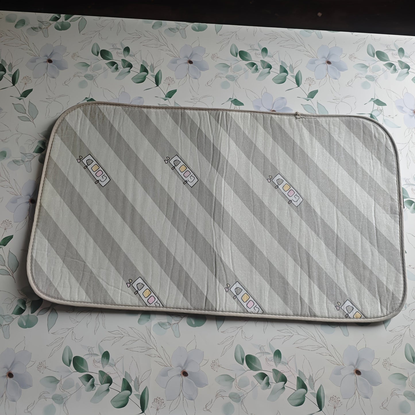 Multi-functional Ironing Mat for Clothing and Dining, Portable Heat-Resistant Pad, Convenient to Transport, Ironing Mat, Heat Insulation, Simple to Utilize, Dining Mat, Laundry Organization and Storage.