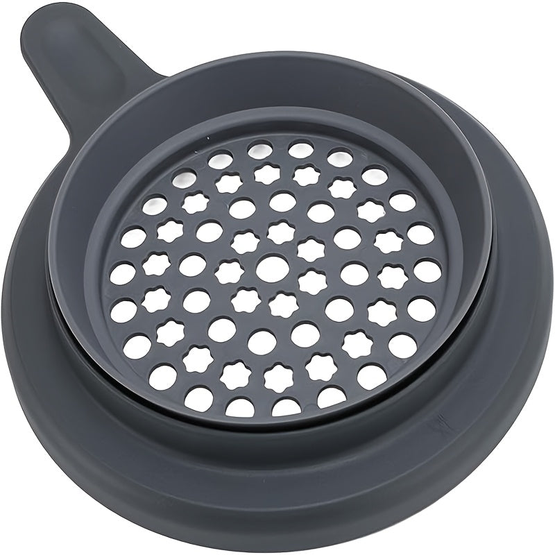 KitchenCraft Plastic Flour Sifter and Lid Combo is the perfect addition to your kitchen. This food-safe dough sieve also includes a batter dispenser, making it ideal for cooking enthusiasts. A must-have accessory for baking, this sifter is compatible