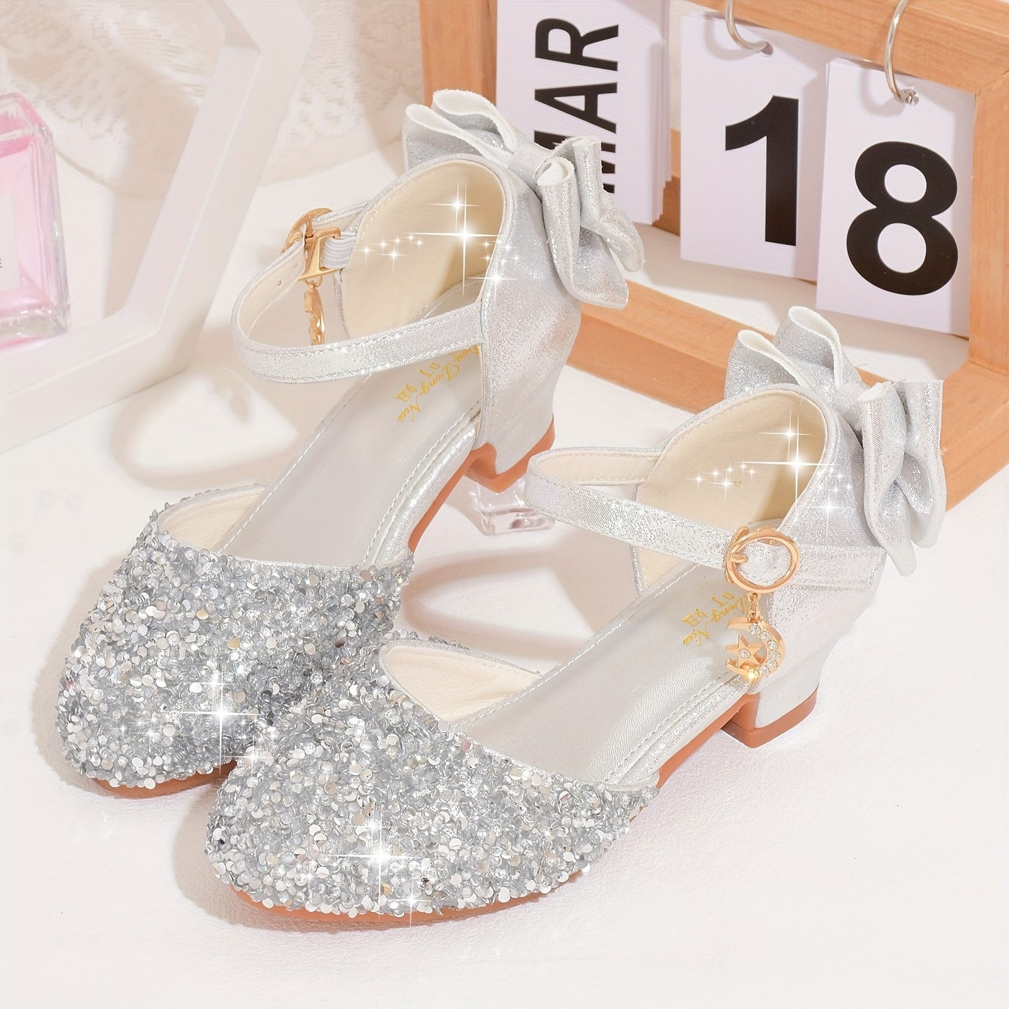 Girls' high heel shoes, youngsters' slippers, girls' silvery dress, piano performance shoes, princess shoes with bow.