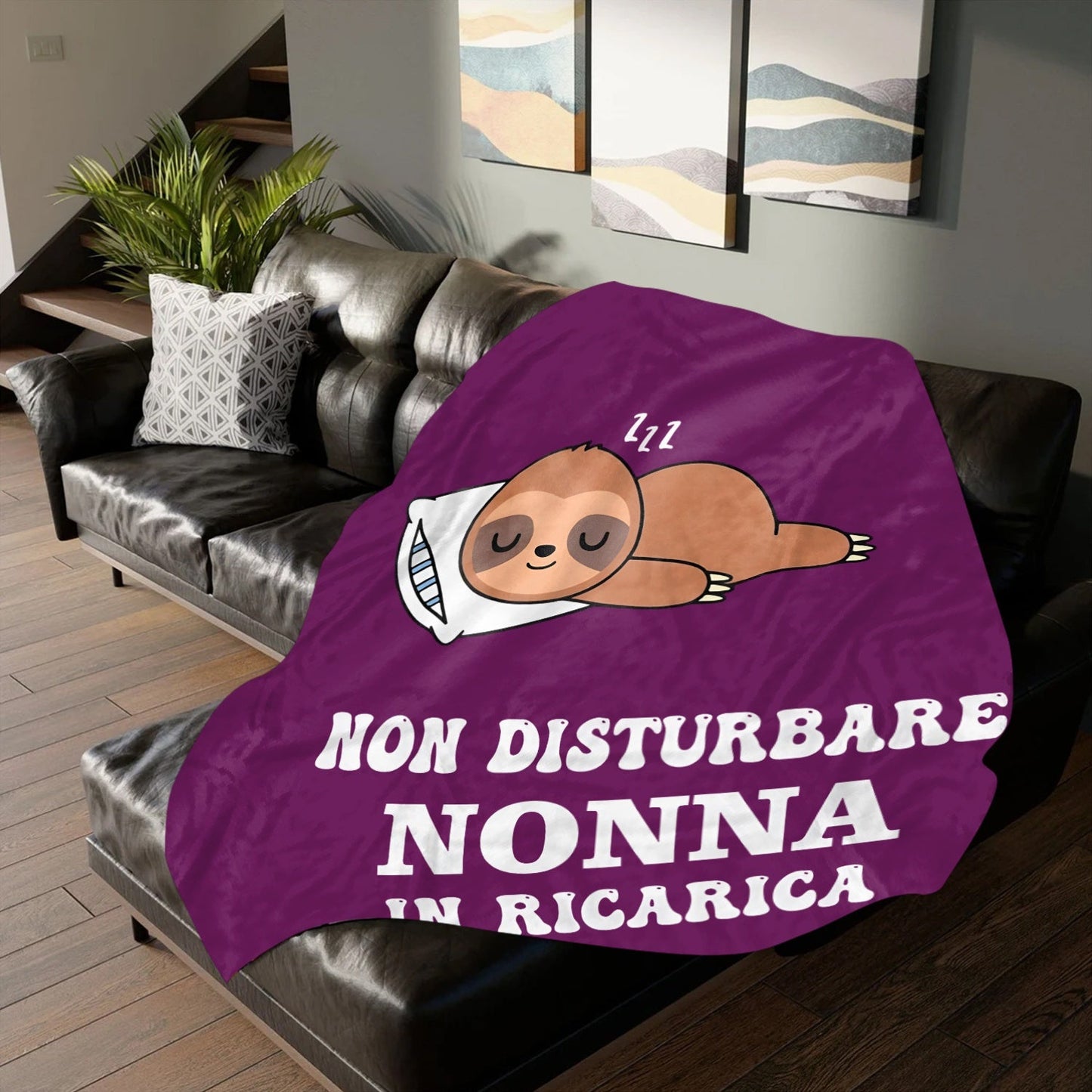 Italian Quote "Non Disturbare Nonna in Ricerica" Purple Cartoon Sloth Print Soft Flannel Fleece Throw Blanket, Perfect for All Seasons, Made with Cozy Knitted Polyester. Ideal Bedding Gift for Grandmothers on Birthdays, Anniversaries, or Holidays.