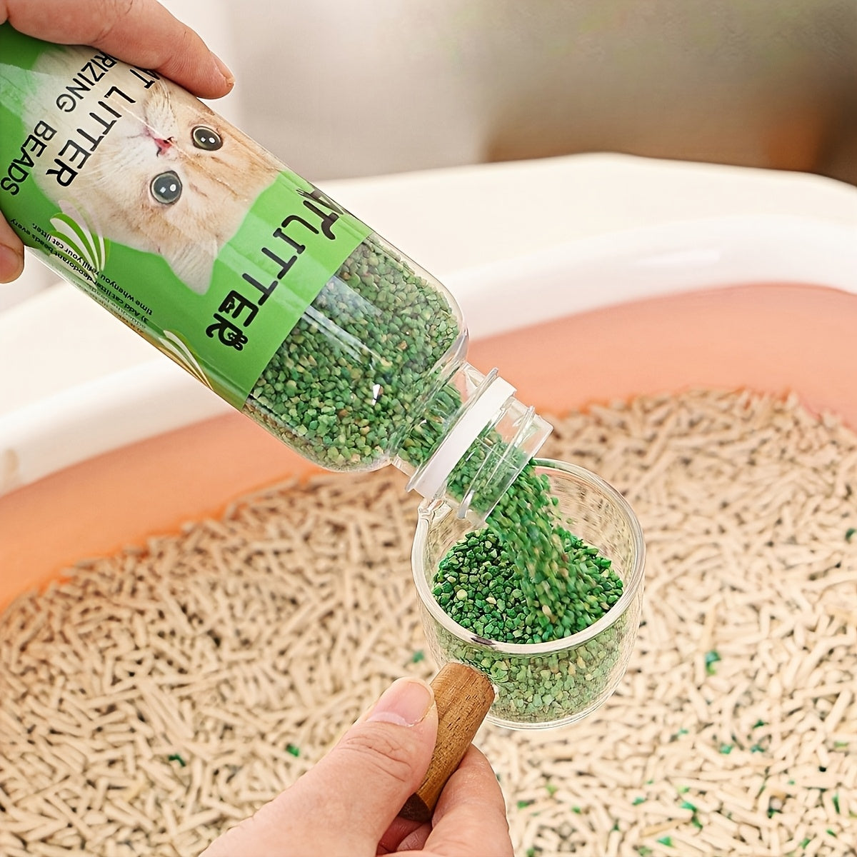 1 bottle of cat litter deodorizing beads made from natural plant-based activated carbon particles to eliminate odors, add a fresh fragrance to the litter box, and keep the pet environment