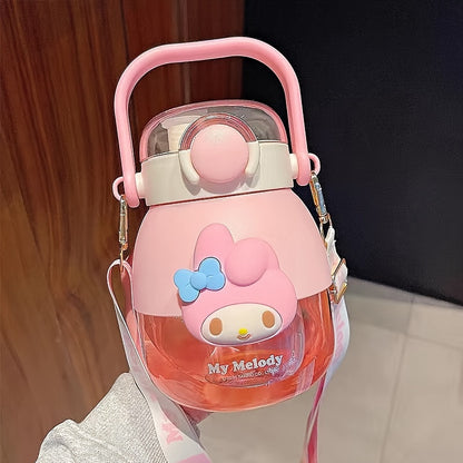 Kuromi va Melody dizaynlari bilan katta 35.5oz Sanrio suv shishasi. Suv o'tkazmaydigan, qalam bilan, sayohat va fitnes uchun qulay. Tritan materialidan tayyorlangan, faqat qo'lda yuvish.