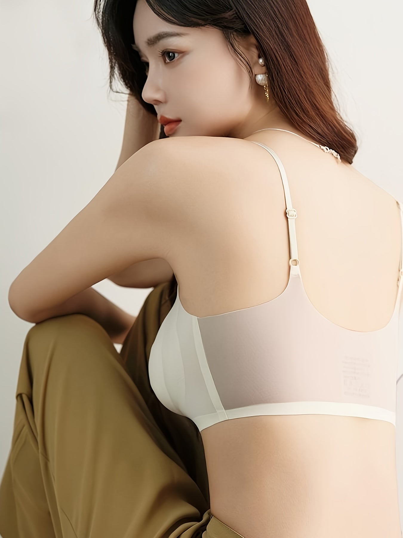 Comfortable wireless cami bra for women with push-up, full coverage, and removable pads, made of nylon/elastane blend, perfect for casual wear.