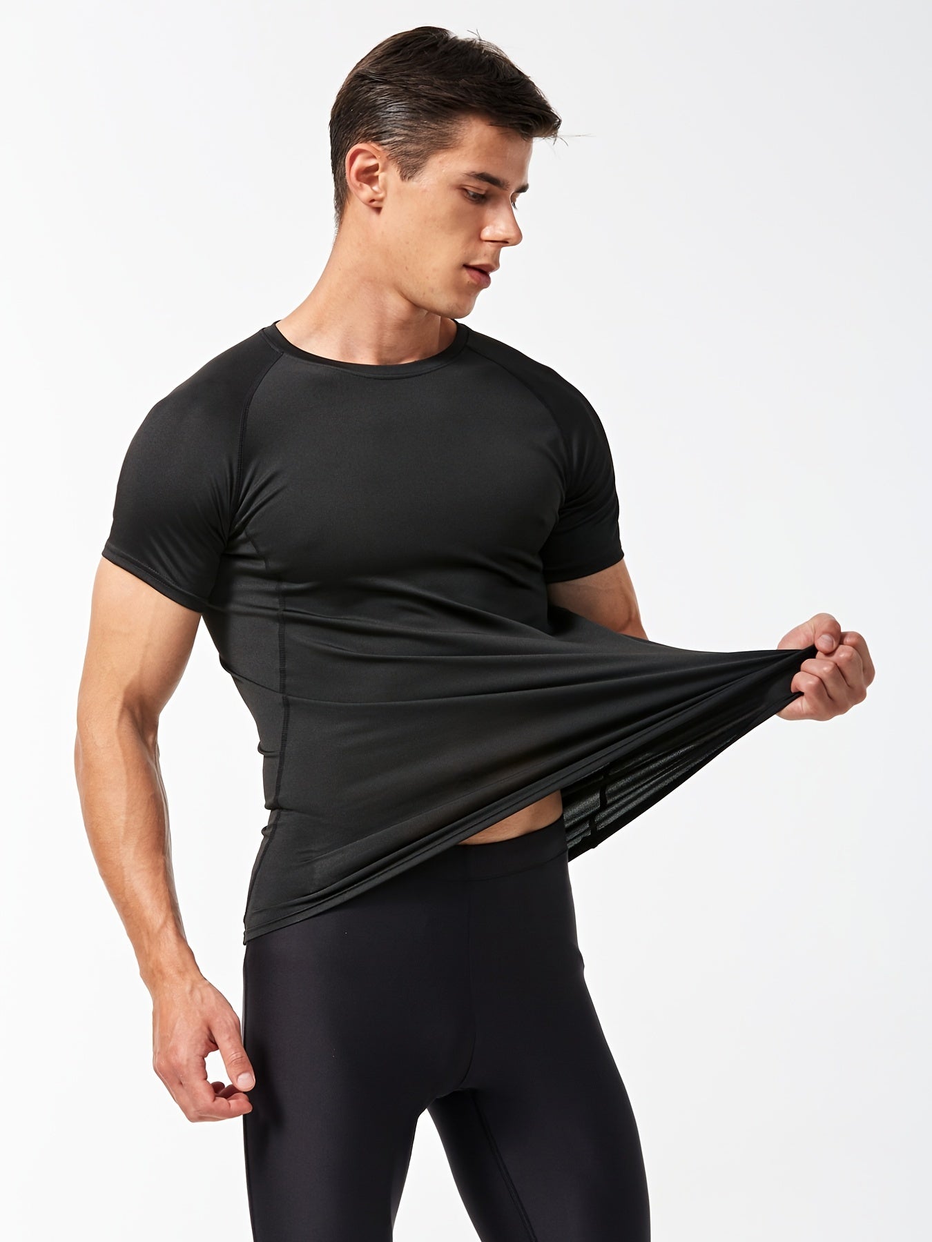 Fast-drying men's top for outdoor training - stretchy and breathable.