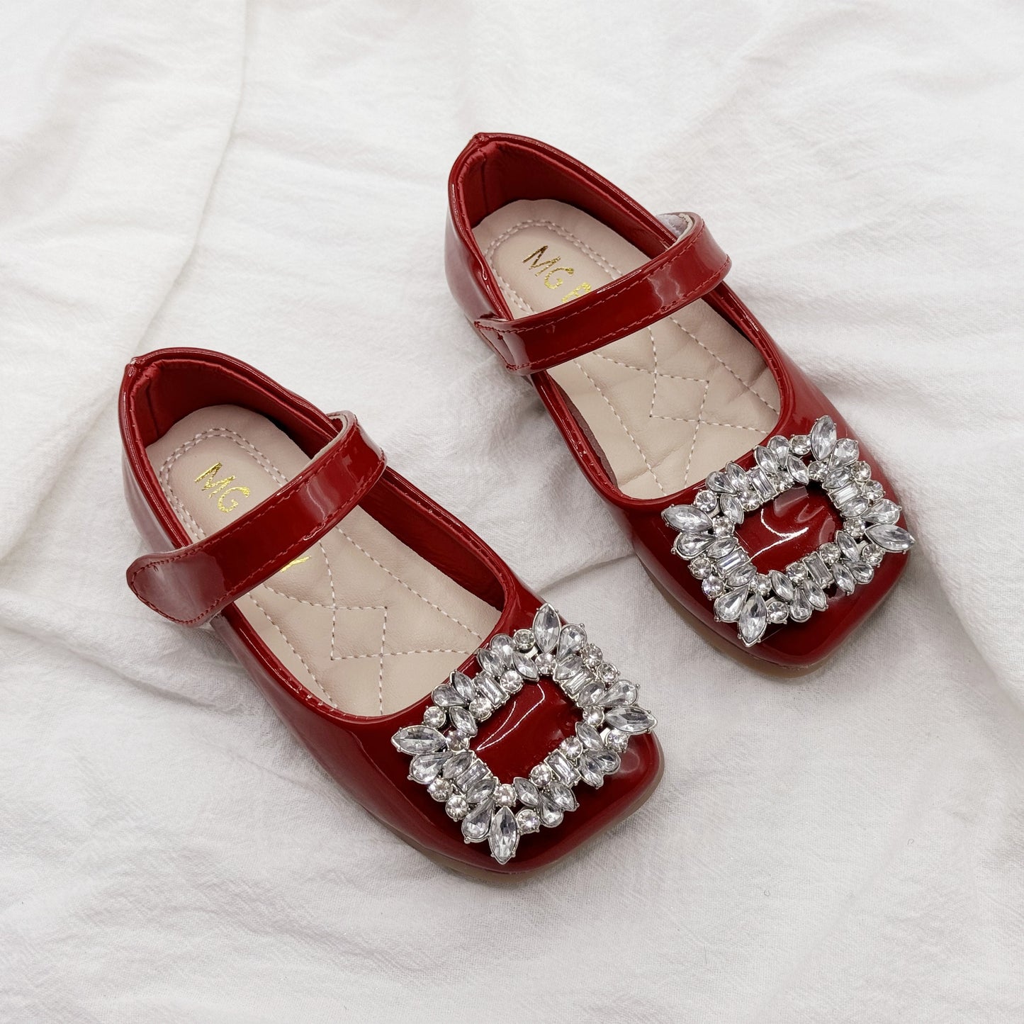 Stylish rhinestone flat shoes for girls, soft and lightweight for spring.