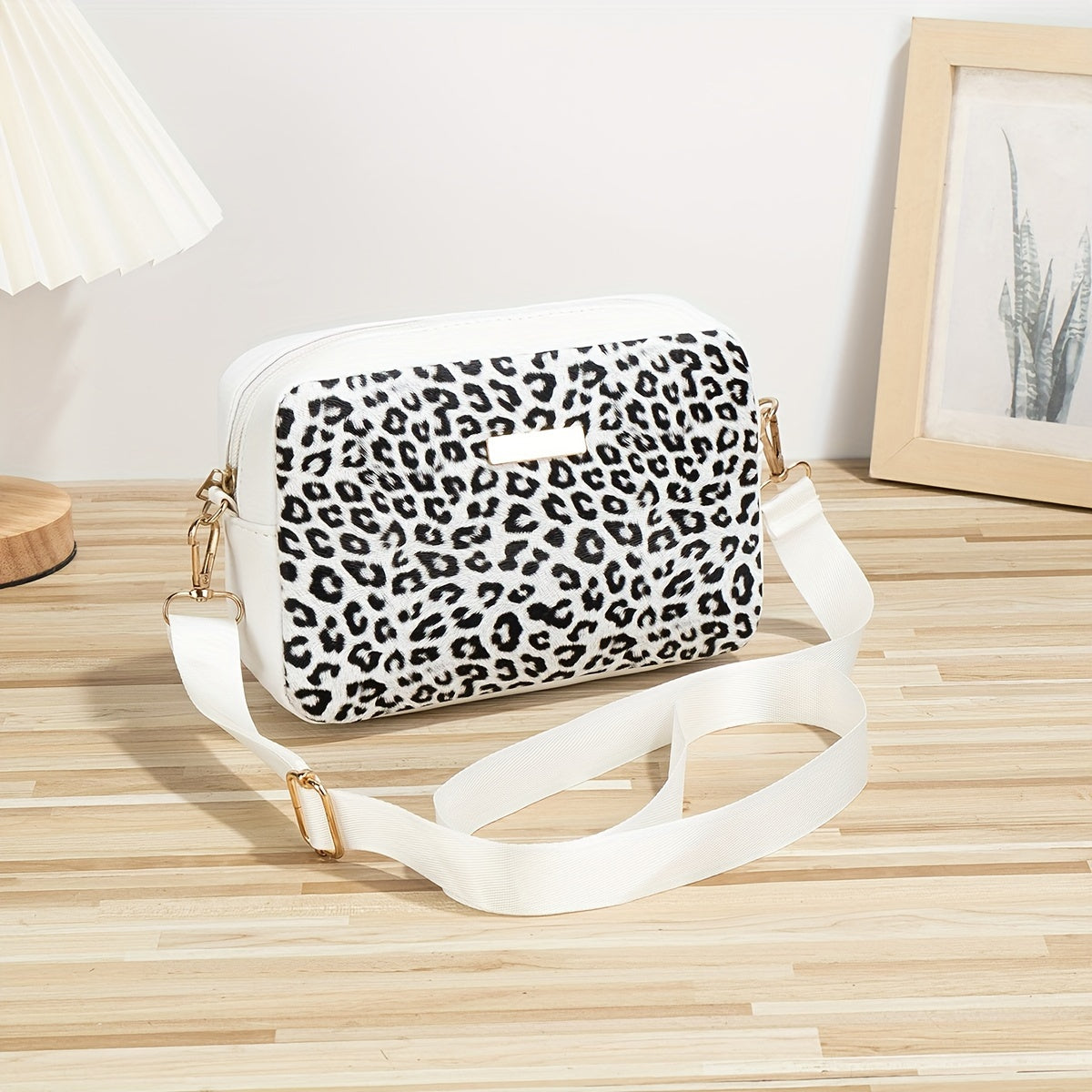 During back-to-school season in the Guangzhou production area, fashionable women's small square bags in European and American leopard print style are available. These versatile shoulder