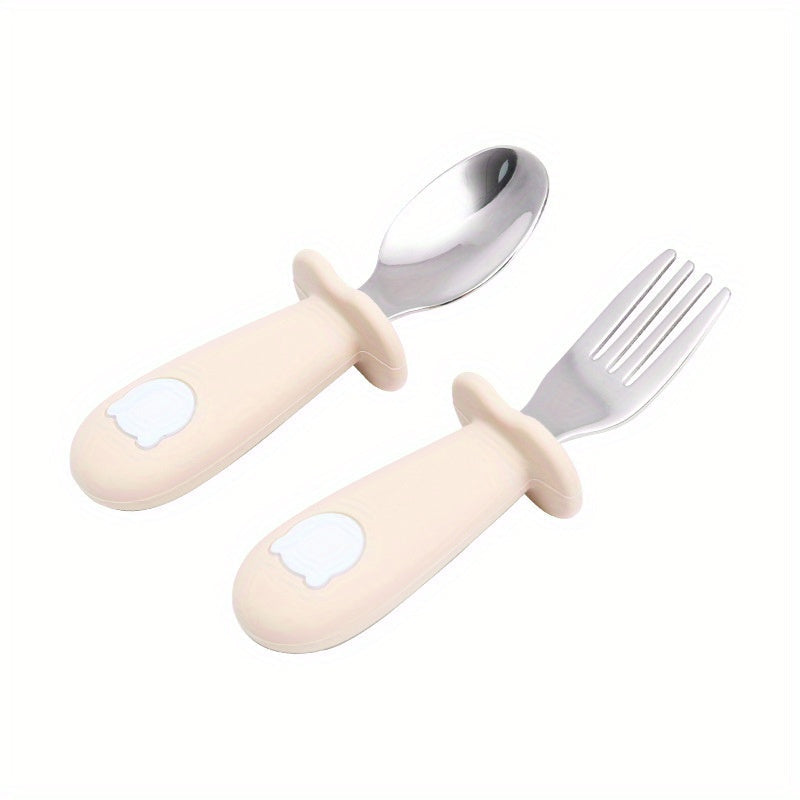 This toddler cutlery set includes a durable and safe stainless steel baby fork and spoon. The set comes in an opp bag and features a cute panda pattern handle made of food grade silicone.