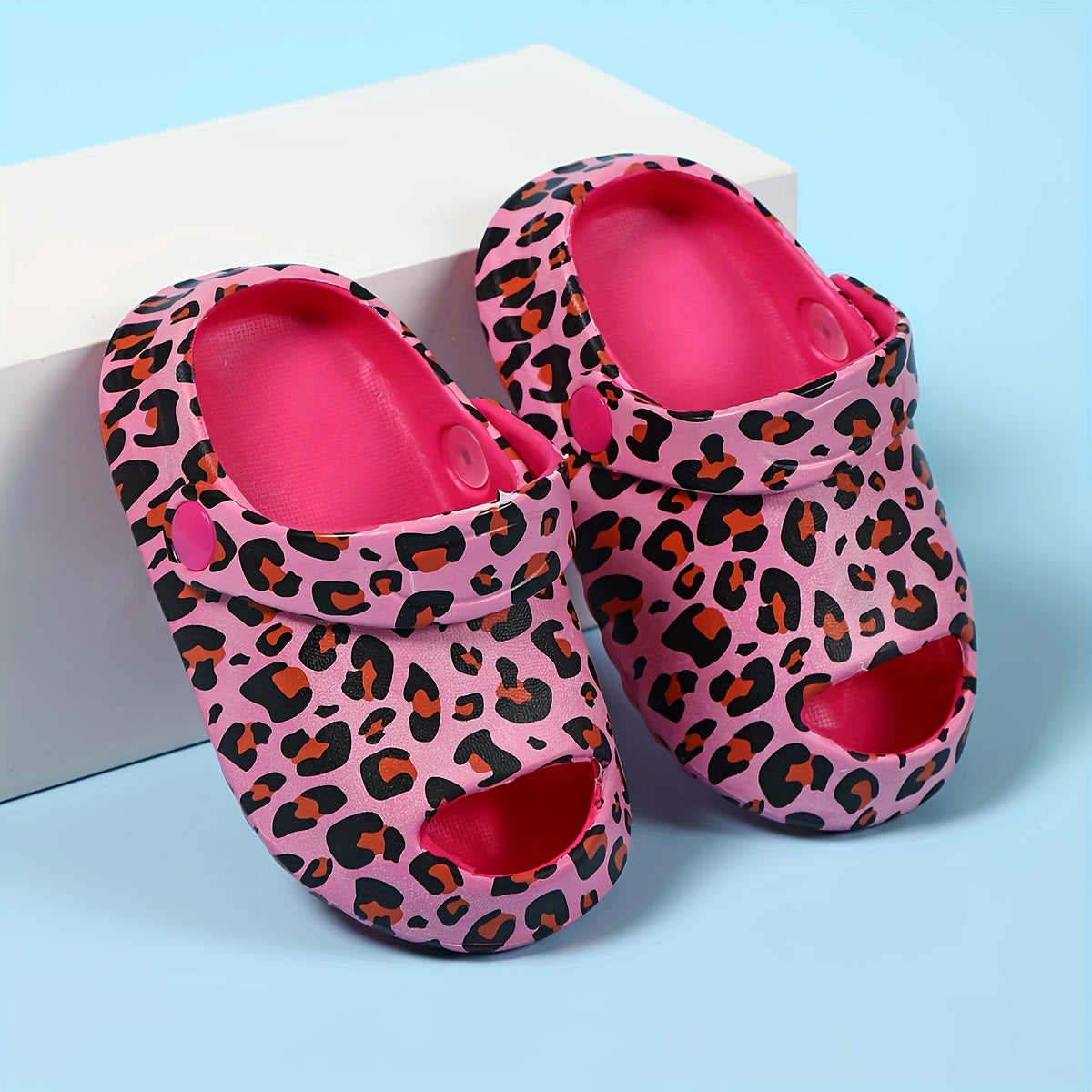 Stylish patterned clogs for girls, perfect for indoor and outdoor wear.