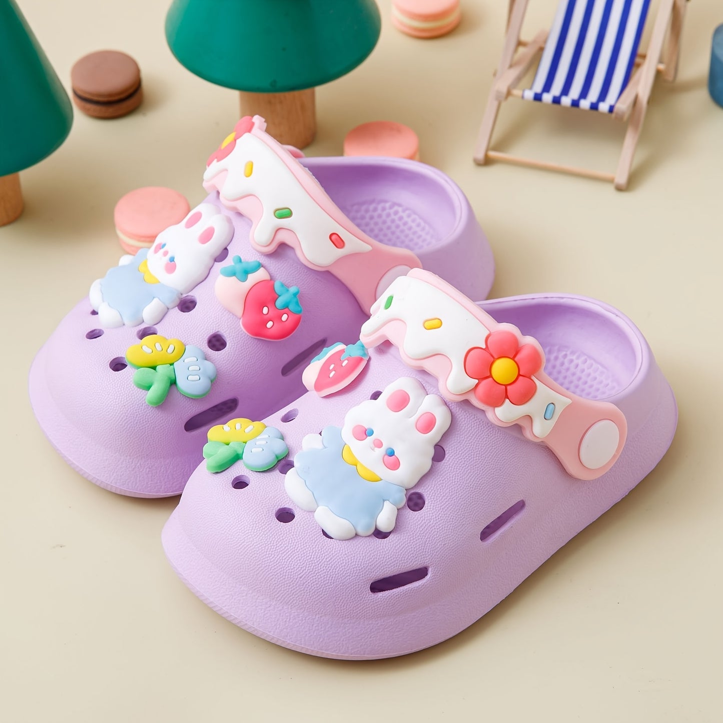 Cute cartoon girls' clogs, perfect for indoor and outdoor use, ideal for beach and garden with breathable non-slip EVA material.