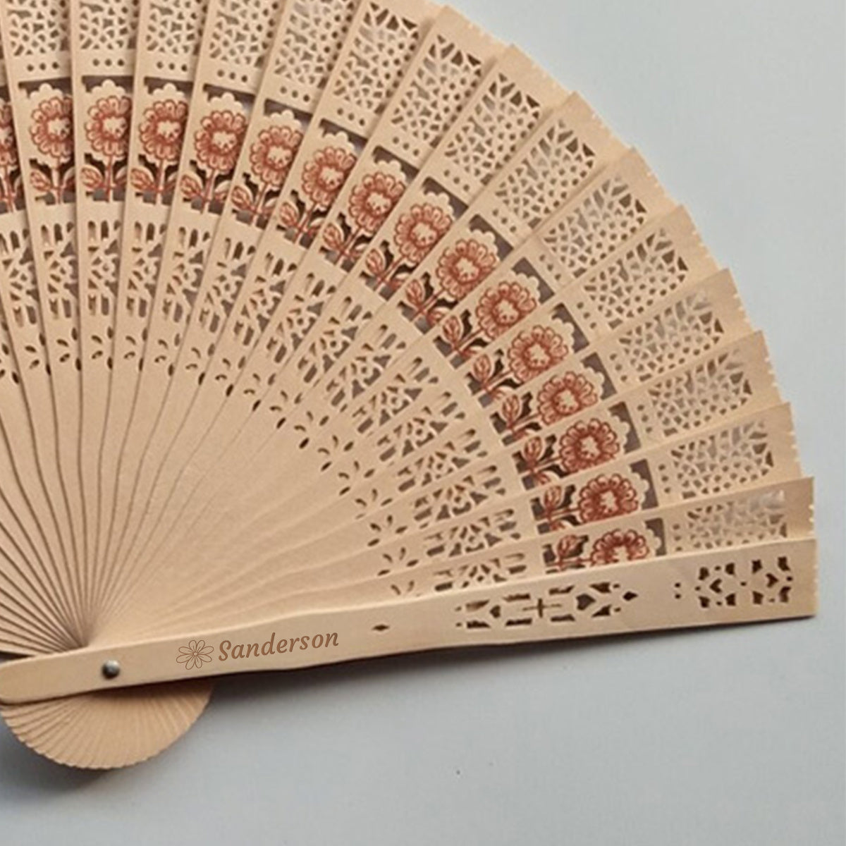 10 personalized sandalwood wooden hand fans in a set, including 5 pieces and 1 piece. These custom engraved wedding party favors are perfect for anniversary, Valentine's Day, birthdays, and Mother's Day gifts. The unscented fans also enhance curls.