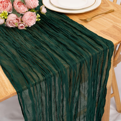 Polyester table runner for weddings and parties, with a romantic design. Made of 100% polyester fabric.