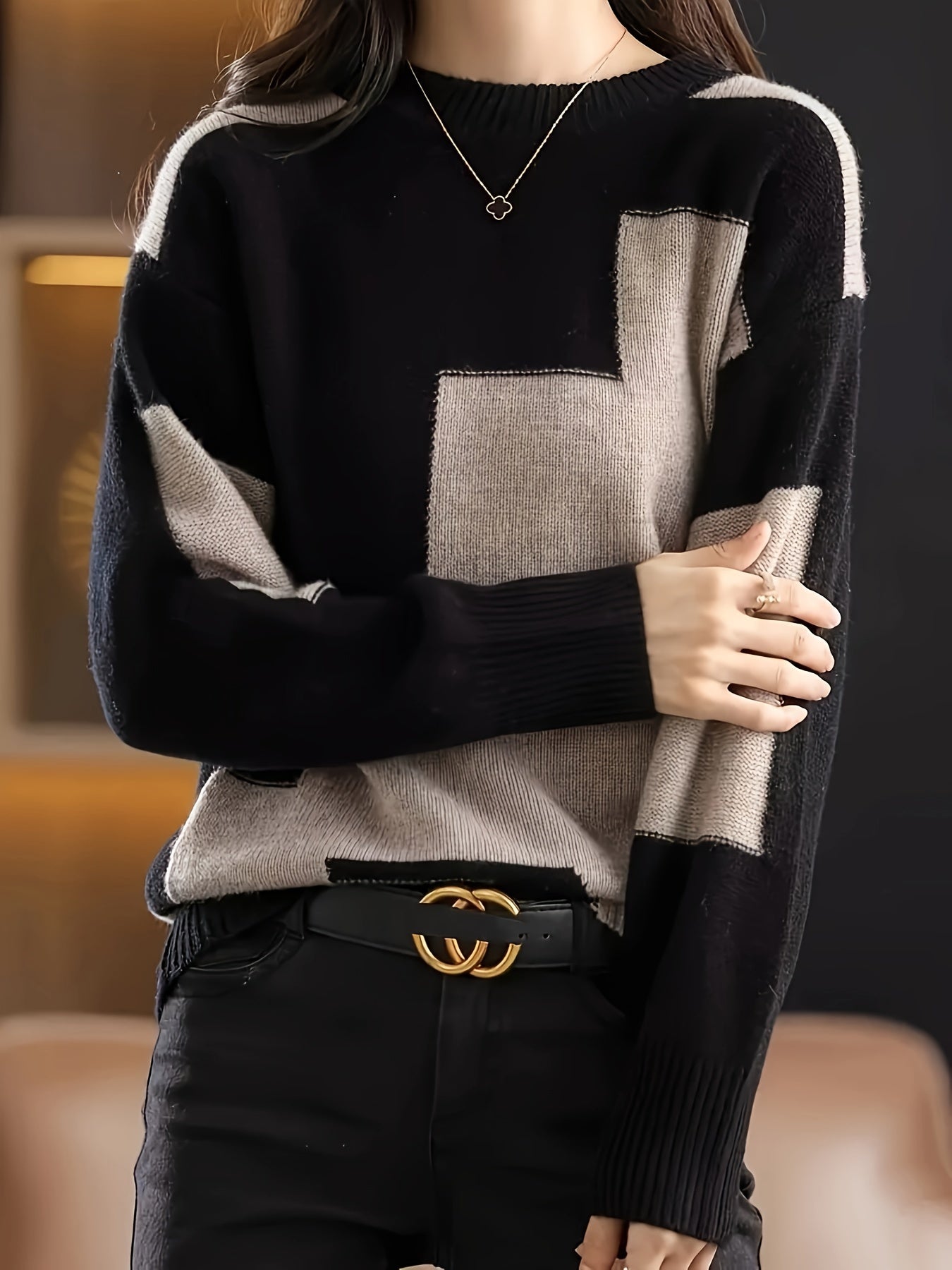 Women's color-blocked round-neck sweater, perfect for autumn and winter.