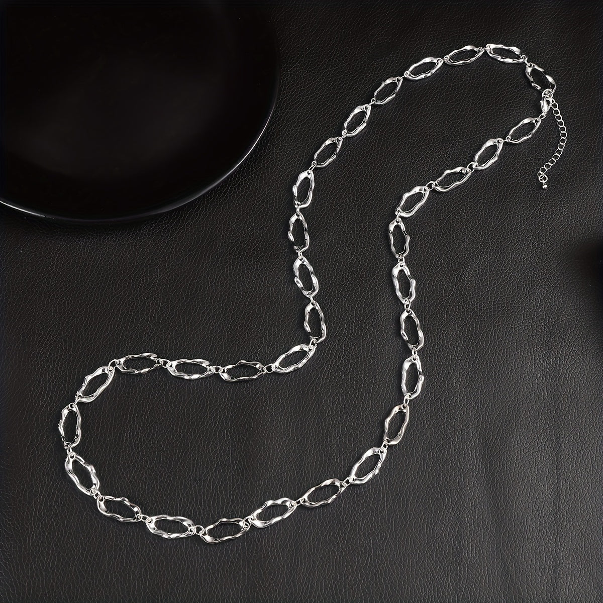 A stylish necklace featuring a unique combination of irregular circular rings, designed for both men and women. The perfect gift idea!