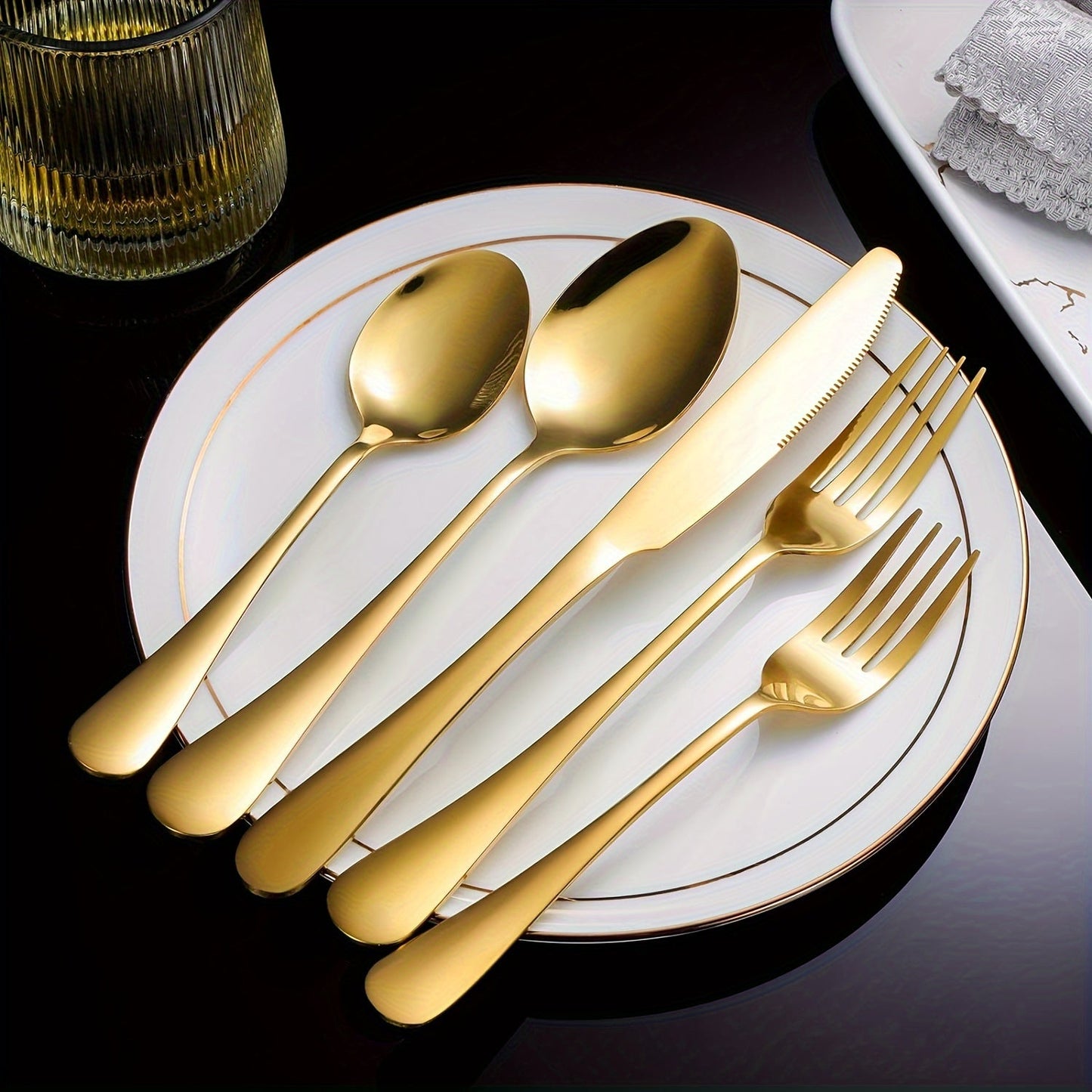 Set of 40/60 pieces of stainless steel cutlery with a luxurious golden finish, perfect for home dining. Each piece is mirror polished and dishwasher safe, making it ideal for special occasions such as Easter, Father's Day, Mother's Day, anniversaries