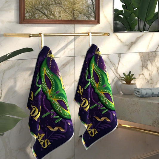 These colorful kitchen towels, measuring 45.72*66.04 cm each, showcase vibrant carnival masks and are perfect for adding a festive touch to any party decor. They are also great for use in the kitchen at home and make a unique gift idea for Mardi Gras