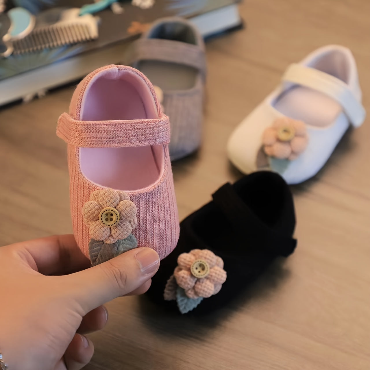 Soft sole princess shoes for baby girl, suitable for newborns up to 6 months. Ideal for spring and summer, breathable and comfortable step-in style.