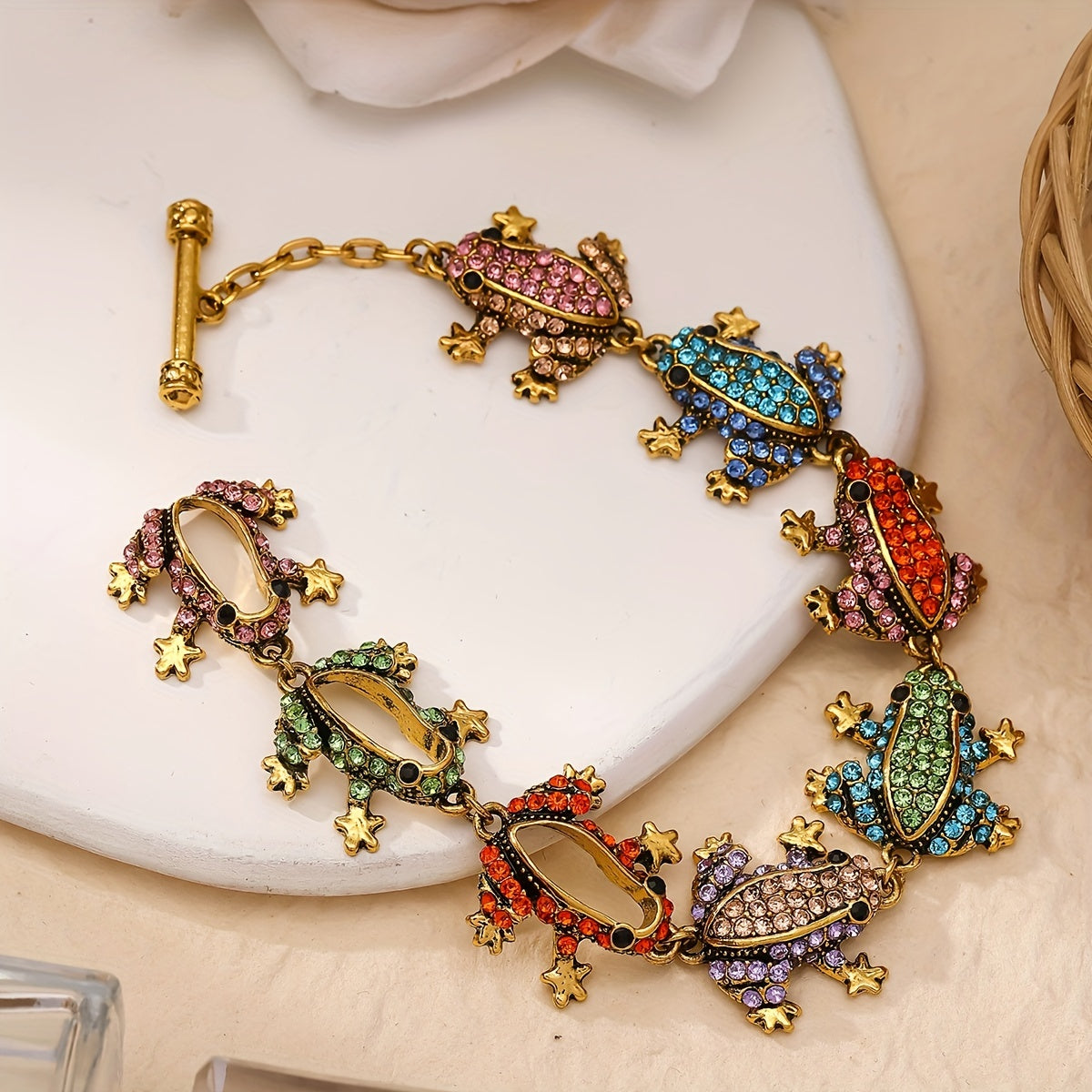 Vintage Frog Charm Bracelet with Chic Elegance - Featuring Shimmering Rhinestone Details, Crafted from Zinc Alloy, Ideal for Everyday Wear and Festive Events, Adds a touch of Allure