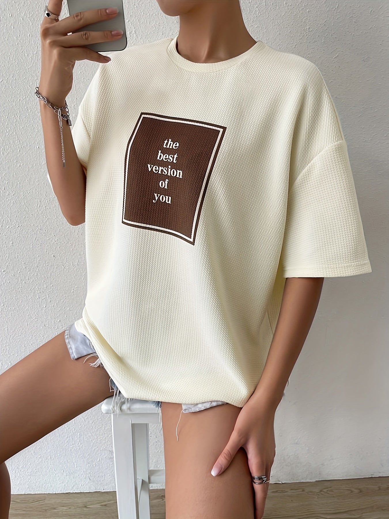 Women's casual short sleeve letter print t-shirt for spring and summer.