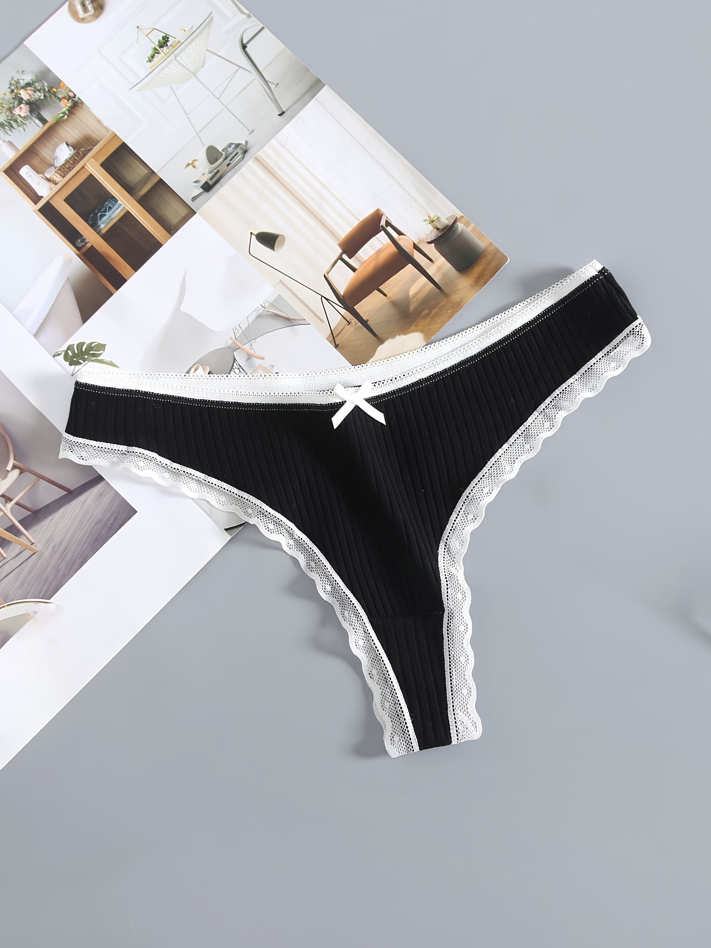 Set of 5 low waist panties with lace trim and ribbed design, perfect for everyday wear.