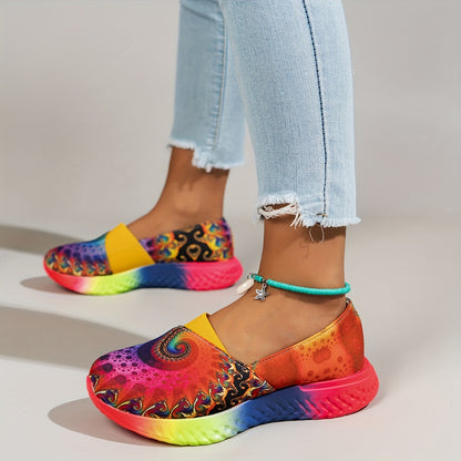 Ayollar uchun rang-barang tie-dye uslubidagi slip-on krossovkalar, yorqin bulut naqshiga ega, yengil, qulay, kun bo'yi kiyish uchun mustahkam PU taglik.