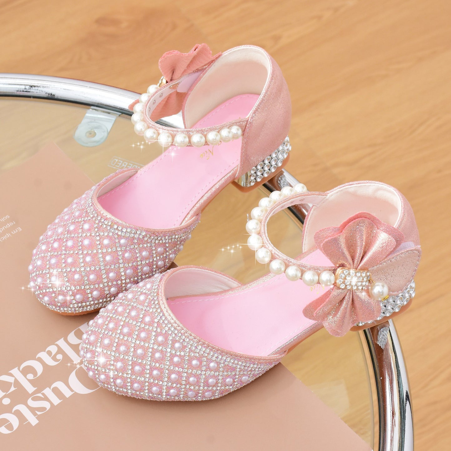 Spring and summer children's high heels with pearl crystal shoes featuring bowknot and butterfly knot for girls, perfect for catwalk shows and formal occasions.