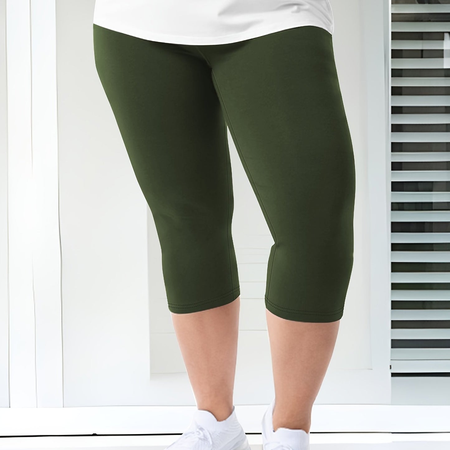 High-waist capri leggings for women in plus sizes, made from stretchy, non-see-through fabric with pockets. Ideal for spring and summer.