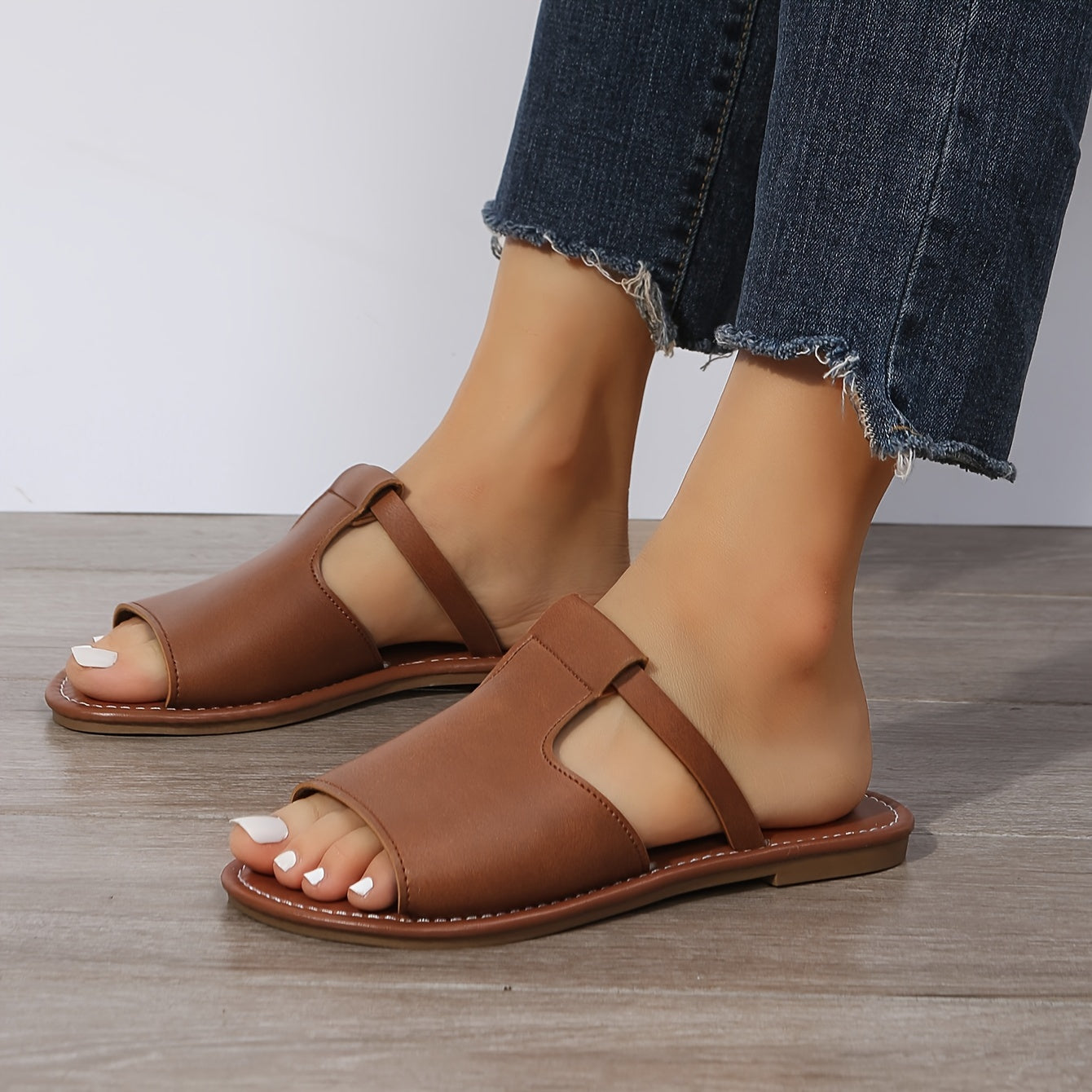 Women's solid color slides, lightweight flat slip-on walking slides for comfort on the beach.