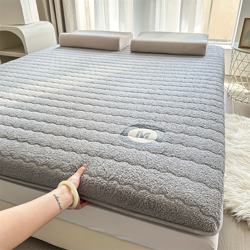 Luxury grey fleece mattress topper with tatami cushion, quilted cover, microfiber filling. Non-waterproof, machine washable, 3-5cm thick. Fluffy and soft for all seasons. Perfect for