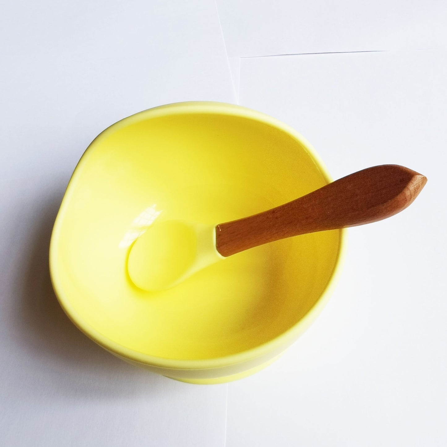 Baby Feeding Bowl and Spoon Set - This set includes a silicone baby bowl with suction cup, a wooden spoon, and a silicone suction base to prevent slipping. Perfect for toddlers, boys, and girls, this non-slip feeding kit is an ideal gift for Halloween