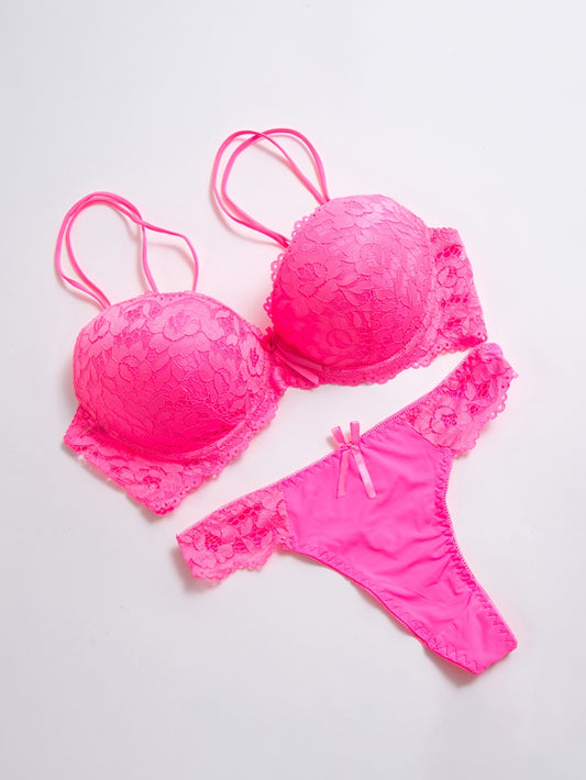 Stylish lace bra and panties set for women