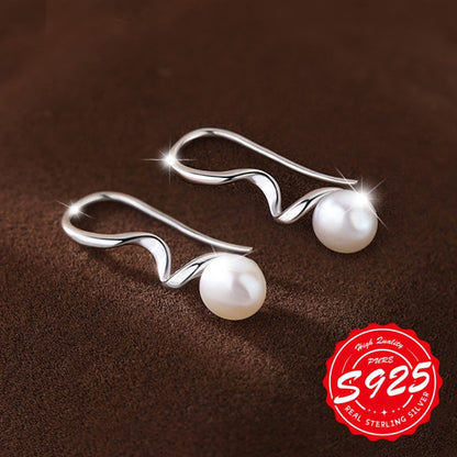 These women's wavy pearl ear hooks are crafted from S925 sterling silver and inlaid with natural pearls. They are elegant and fashionable accessories that can be worn on a daily basis for various occasions. The hypoallergenic design makes them suitable