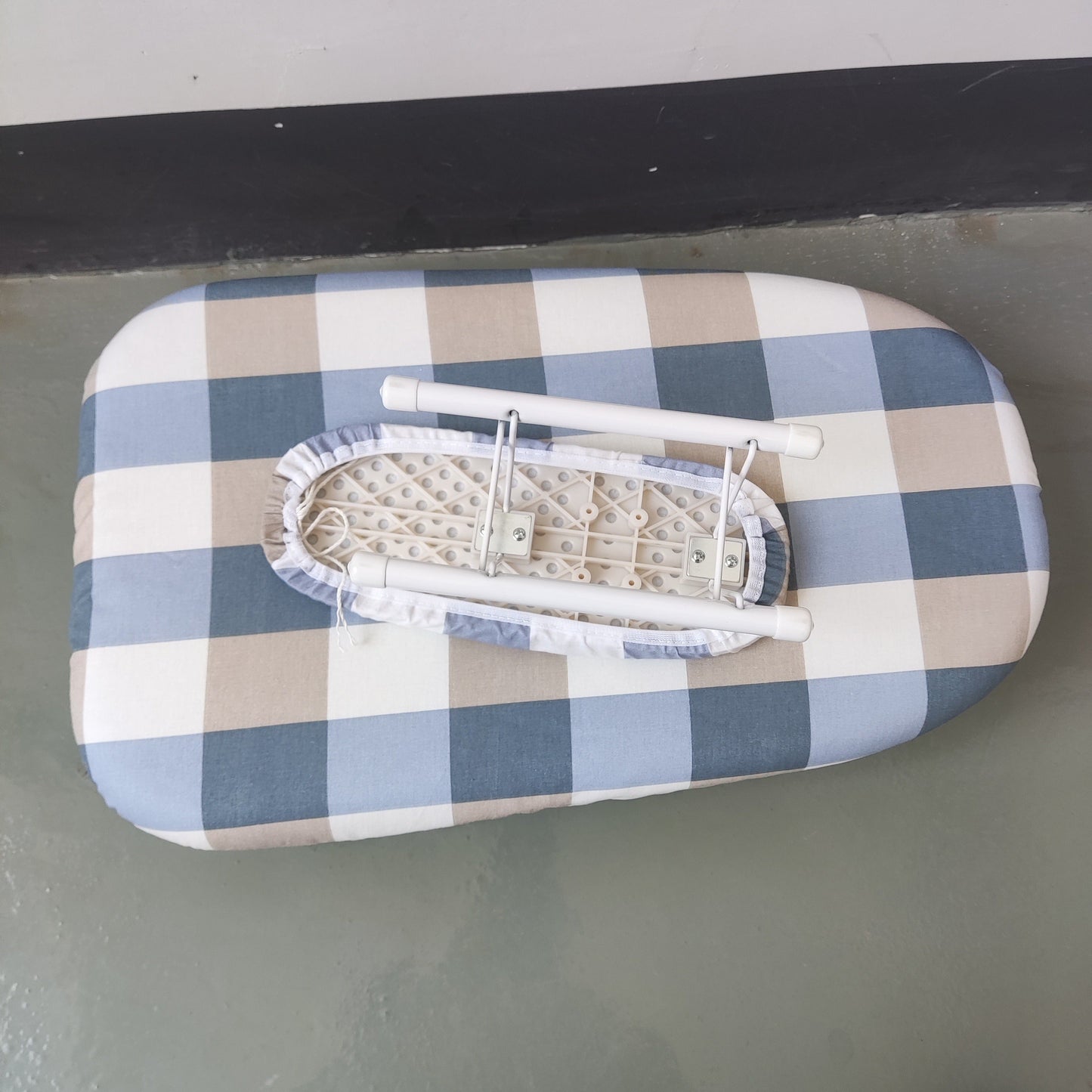 Make ironing clothes more convenient with the small tabletop ironing board and included ironing sleeves. The compact design is easy to store and perfect for quick touch-ups. Use the ironing sleeves to easily iron cuffs and sleeves of your clothes.