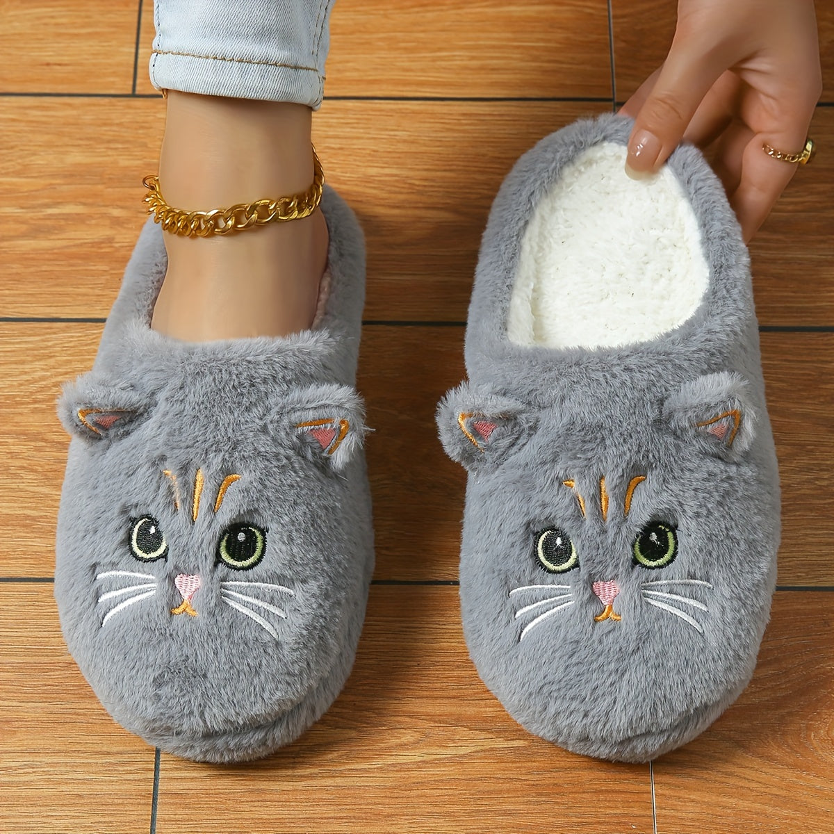 Women's cute cartoon black cat slippers with big eyes and ears, soft, warm, non-slip indoor house slip-ons made of fabric with TPR soles.