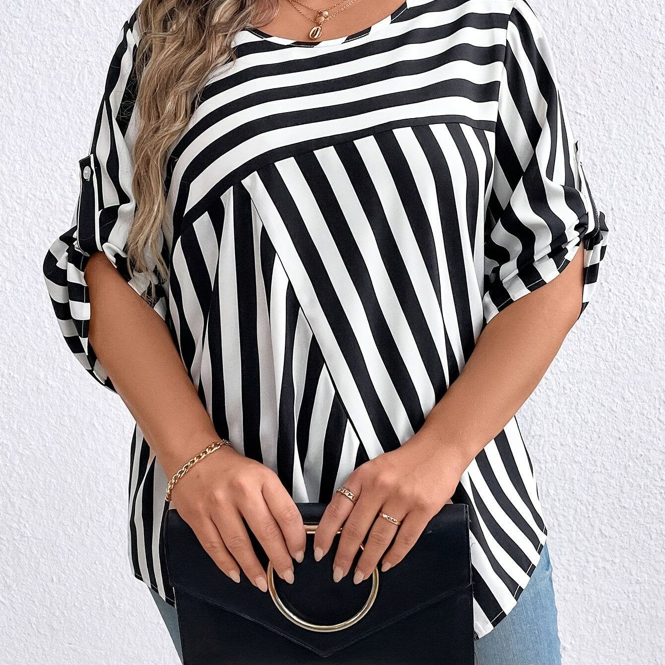 Chic plus size stripe print blouse with crew neck, made of 100% polyester. Oversized non-stretch woven shirt for all seasons.