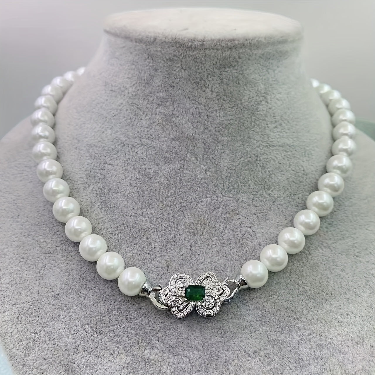 Introducing the new Butterfly Buckle Pearl Necklace, a fashionable and elegant short neck chain that pairs perfectly with any outfit. This stylish accessory exudes luxury and adds a hint of sexiness to your look. A light luxury high-end piece, this small