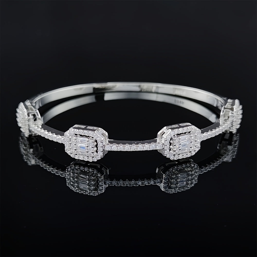 Luxurious and elegant high-end bracelet suitable for ceremonies, parties, dinners, and everyday wear. This versatile hand ornament is a classic yet simple accessory that exudes sophistication and high value. Perfect for festivals, anniversaries, or as a