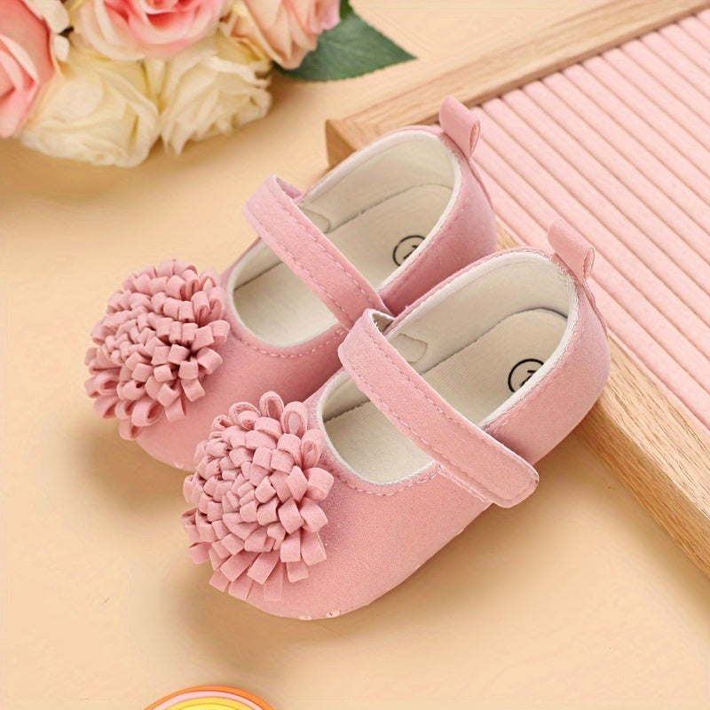 Girls' spring and autumn shoes for ages 0-1 with cute flower decorations and soft soles for comfortable first steps.