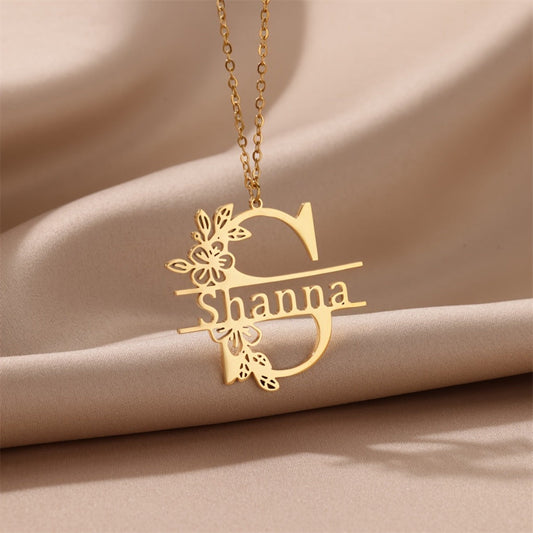 Personalized chic gold-tone stainless steel necklace with floral motif - Ideal for beach getaways and everyday outfits, featuring uppercase lettering, pendant charm