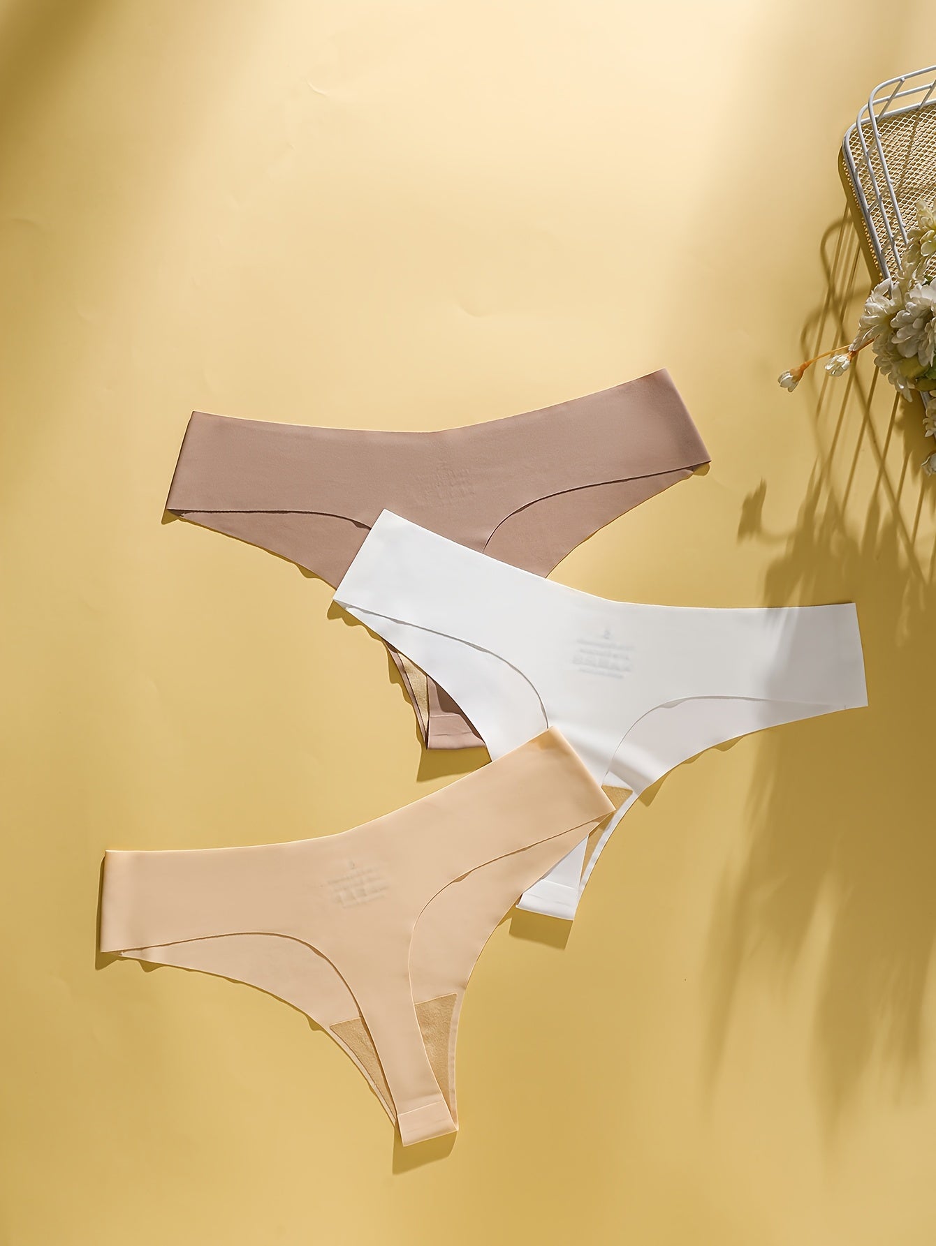 3 seamless thongs: solid color, sexy and comfy, women's lingerie.