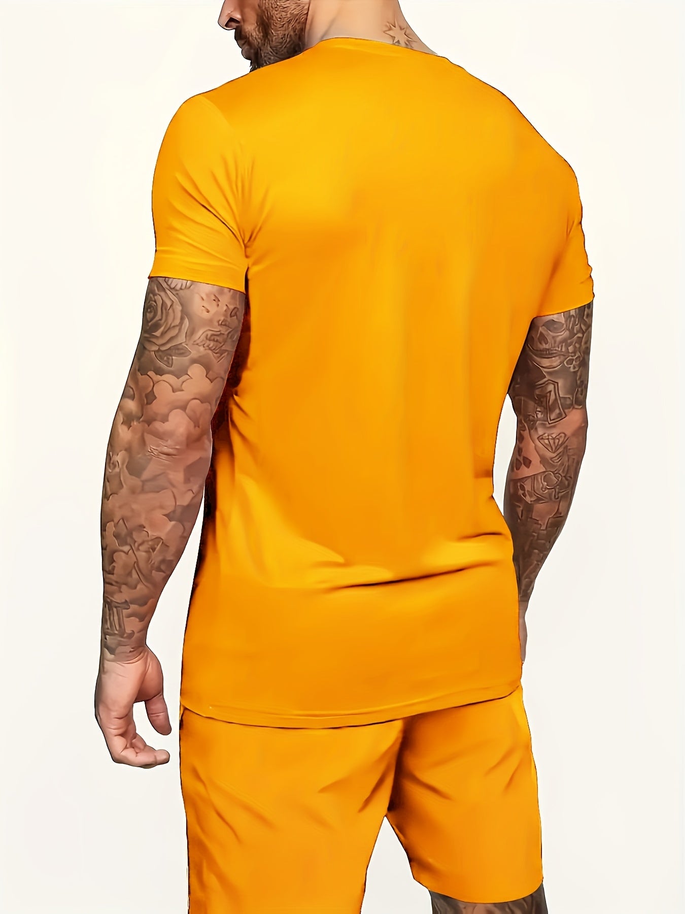 Men's casual outfit with round-neck short-sleeve t-shirt and drawstring shorts for spring and summer sports.