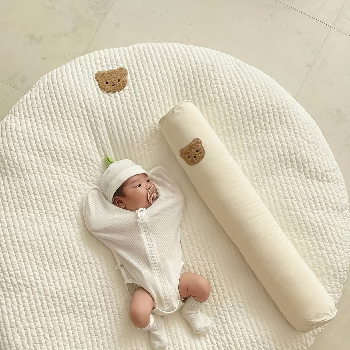 Circular crawling mat made of breathable cotton, perfect for both playtime and room decoration. This soft and plush mat is removable and washable, with intricate embroidery for added style.