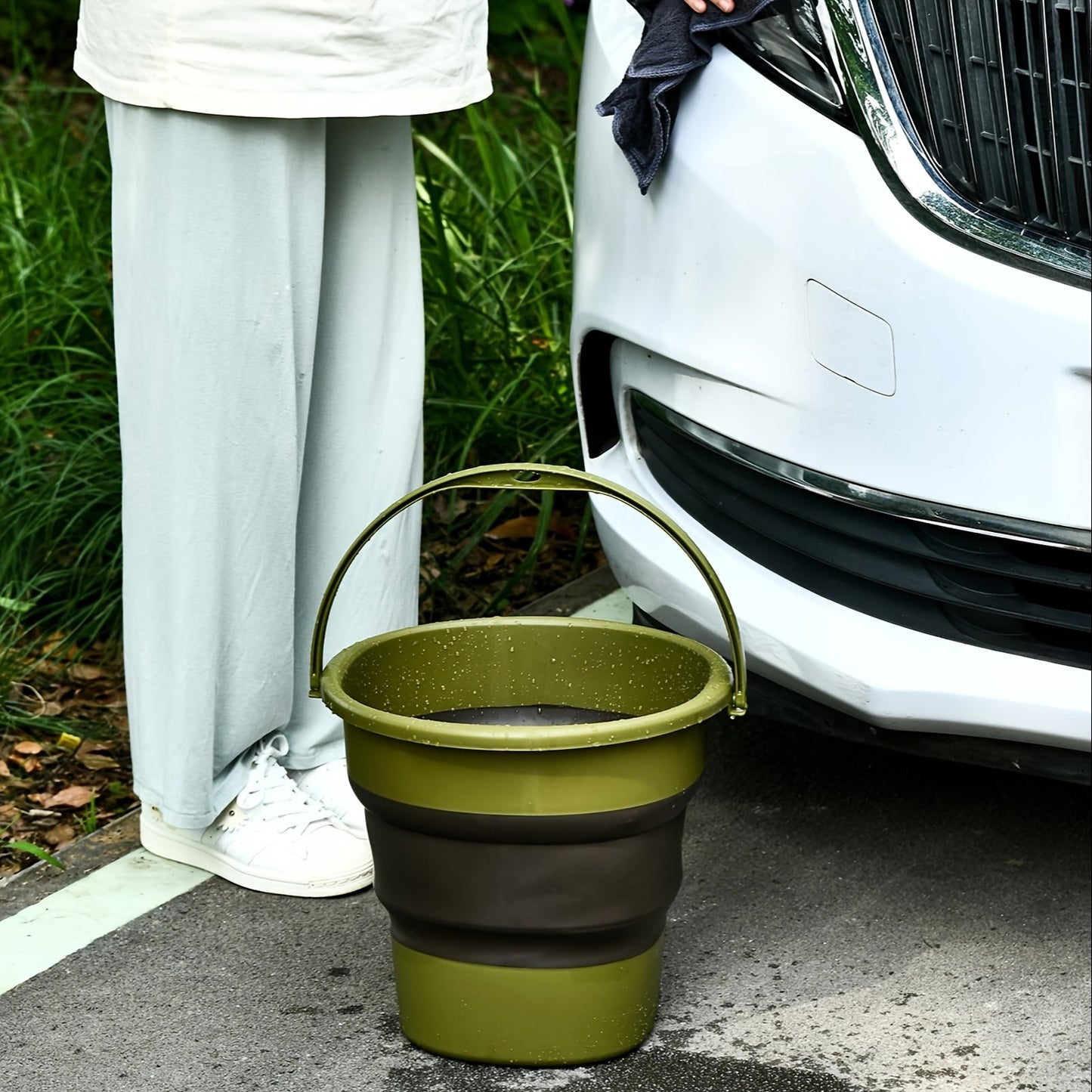 This portable folding water bucket is a convenient solution for storing cleaning supplies and household tools. Its space-saving foldable design makes it easy to store and allows for multiple uses.